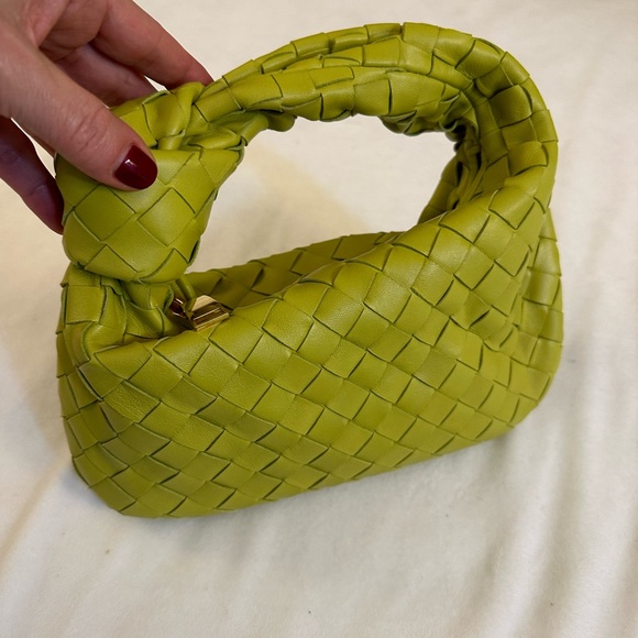 100% authentic Bottega Veneta mini Jodie leather handbag in chartreuse green. - Picture 8 of 11